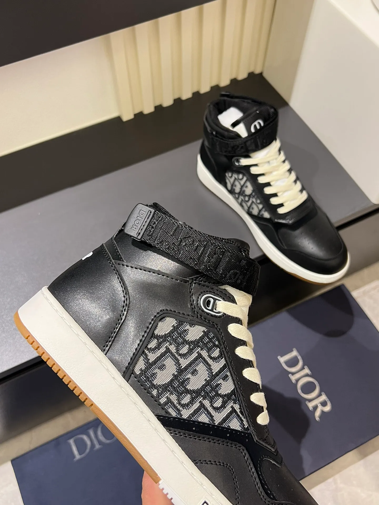 Men's shoes 💰p460 "Dio*" mid-top B27 casual sneakers. This B27 high-top sneaker is a new product in the series and continues Di*r's classic style. Crafted from gray and white smooth calf leather with beige and black Oblique print panels on the sides. The "CD Icon" shaped shoelace eyelets are clever and delicate, and the two-color rubber sole, rear collar and heel are all equipped with the brand's iconic details to enhance the style. Oblique printed straps at the ankle allow for an adjustable fit to complement the overall design. Fashionable and versatile, it can complement any look. Create an exquisite design with unique dynamic vitality and modern atmosphere, presented in low-top and high-top styles. This new must-have shoe adds a new dimension to Dior's archive heritage, embodying modern elegance. Purchase the original version and make it 1:1. If you need top quality, please come to me! Male 38-44!